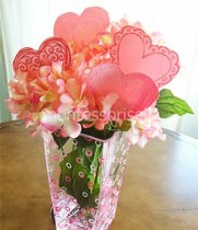 Букет цветов с бумажными сердечками