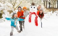 Лепка снеговика всей семьей создаст Новогоднюю атмосферу