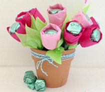 Сладкий подарок маме на День матери: букет из шоколадных конфет